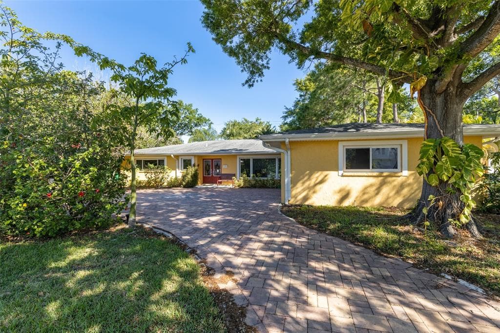 572 W DAVIS BOULEVARD TAMPA, FL 33606