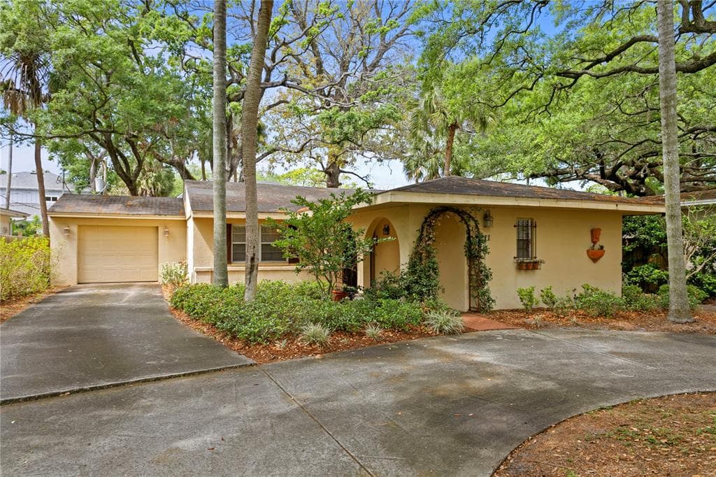 211 S HESPERIDES STREET TAMPA, FL 33609