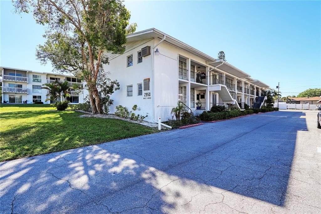 2950 W BAY DRIVE UNIT A5 BELLEAIR BLUFFS, FL 33770