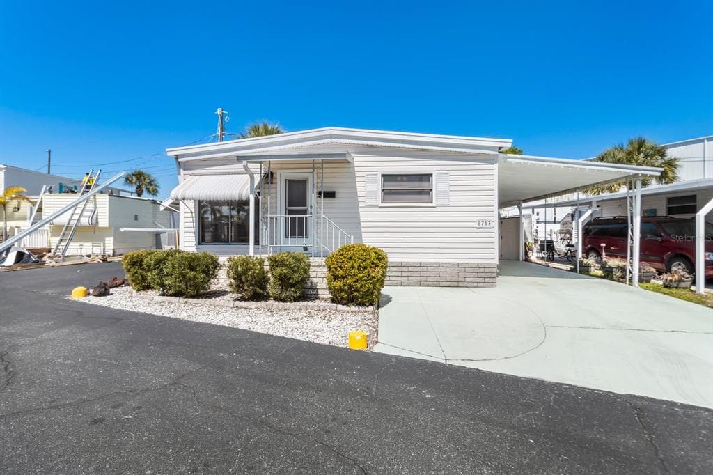 8713 44TH AVENUE N UNIT 104 ST PETERSBURG, FL 33709