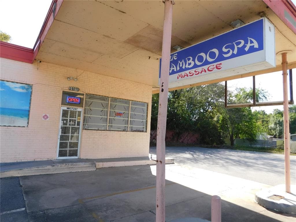19015 N US HIGHWAY 41 LUTZ, FL 33549