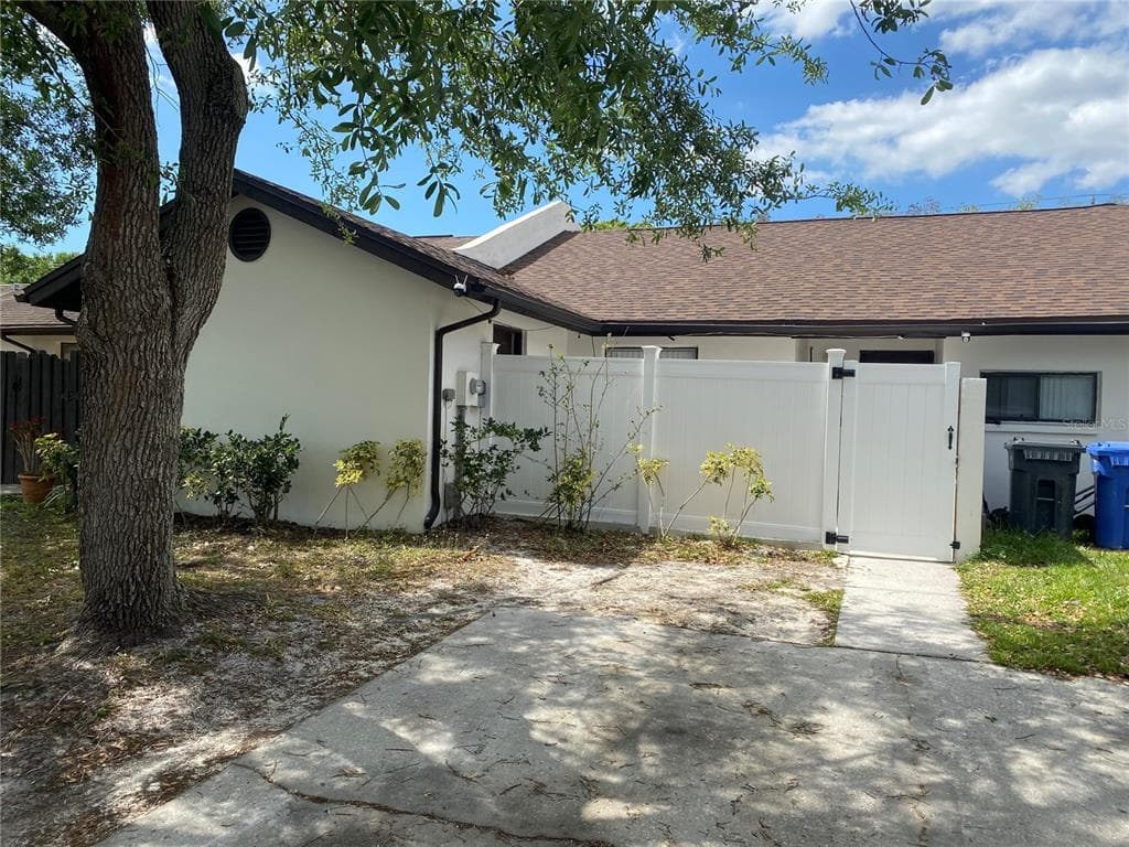 11104 SUMMER DRIVE TAMPA, FL 33624