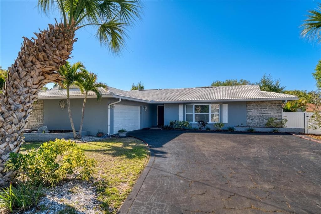 371 MEHLENBACHER ROAD BELLEAIR BLUFFS, FL 33770