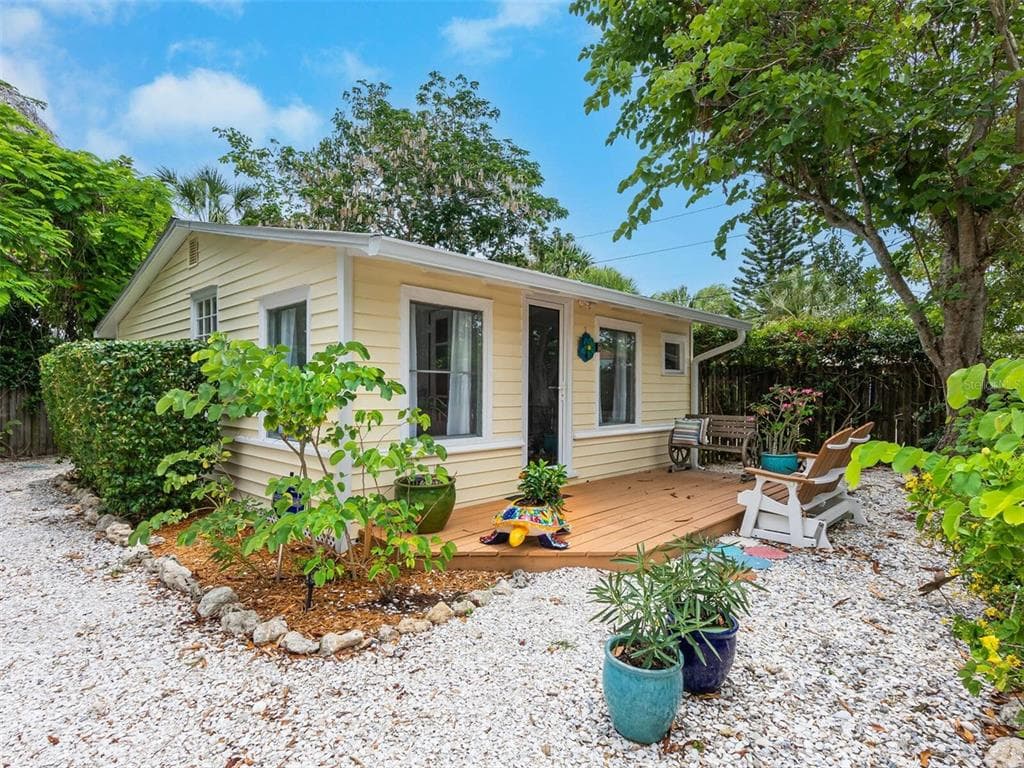 640 BROADWAY STREET UNIT Cottage LONGBOAT KEY, FL 34228