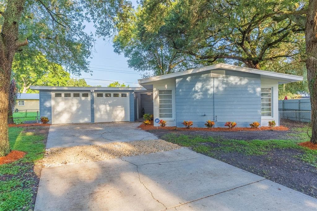 223 BOBBIE CIRCLE LAKELAND, FL 33813