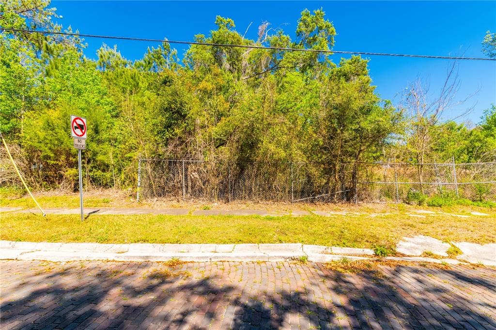 533 S BROOKSVILLE AVENUE BROOKSVILLE, FL 34601