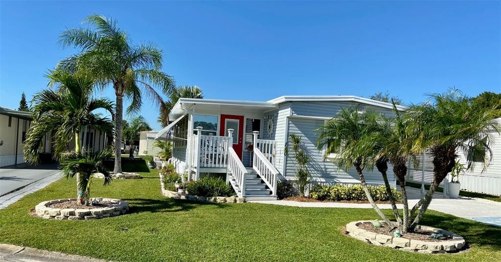 110 E SAINT ANNES CIRCLE APOLLO BEACH, FL 33572