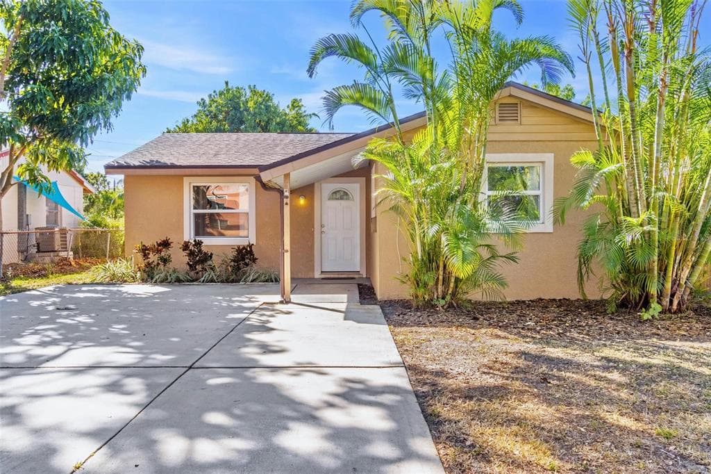 628 NEWBERN AVENUE N ST PETERSBURG, FL 33703