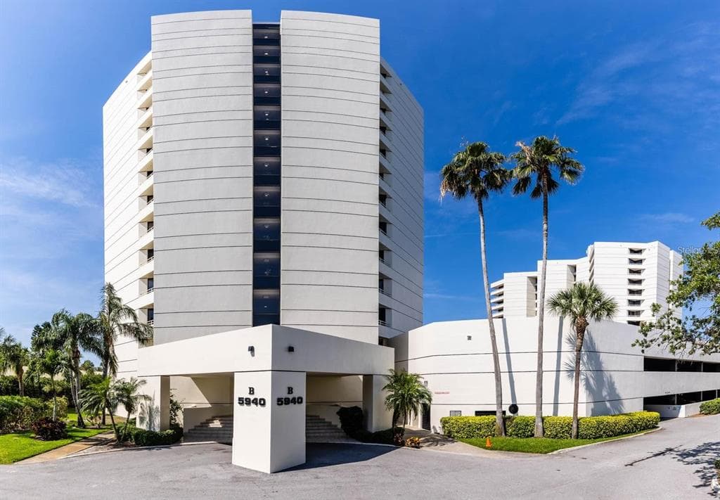 5940 PELICAN BAY PLZ S UNIT 403 GULFPORT, FL 33707
