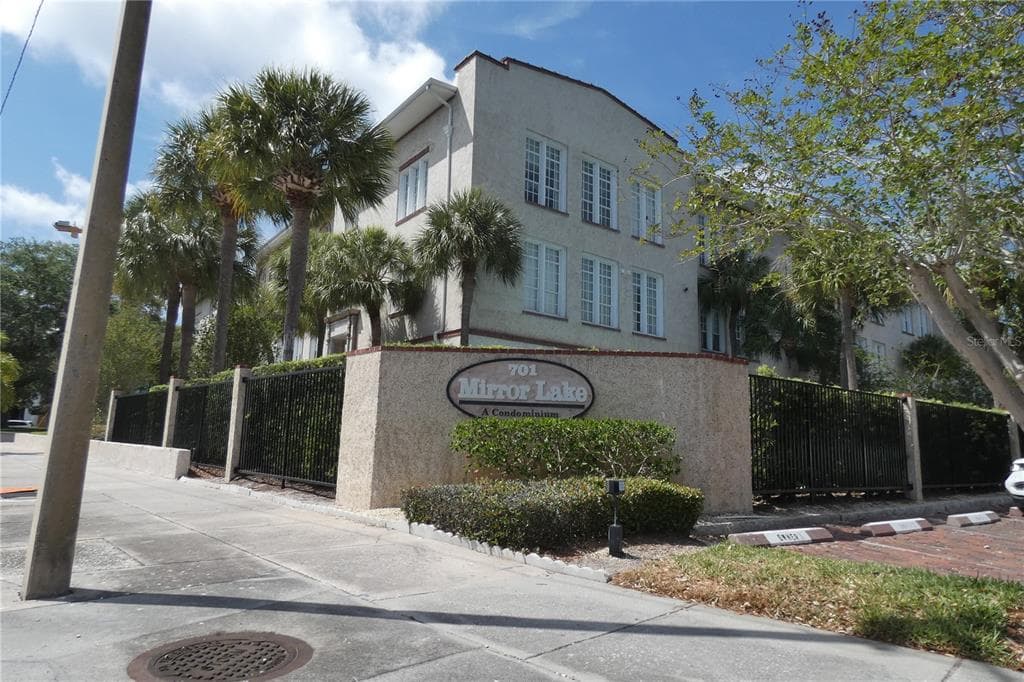 701 MIRROR LAKE DRIVE N UNIT 206 ST PETERSBURG, FL 33701