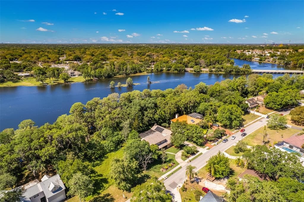 307 S RIVERHILLS DRIVE TEMPLE TERRACE, FL 33617