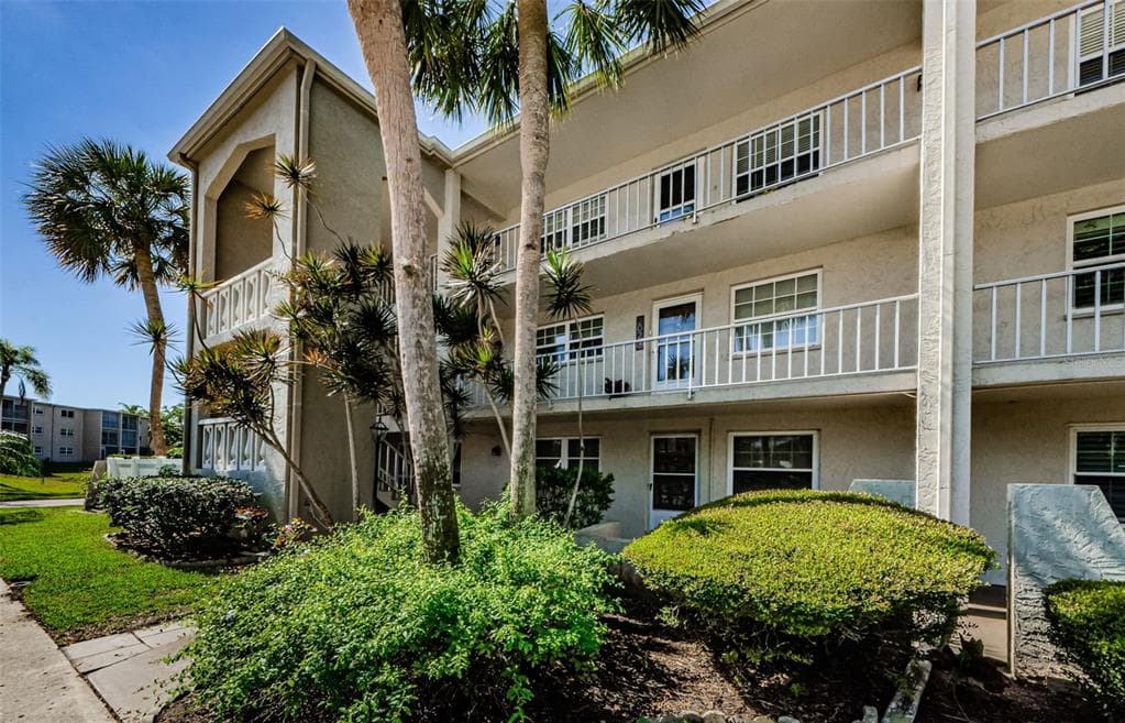 946 VIRGINIA STREET UNIT 201 DUNEDIN, FL 34698