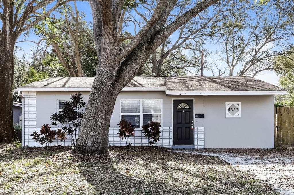 5627 KELLY DRIVE N ST PETERSBURG, FL 33703