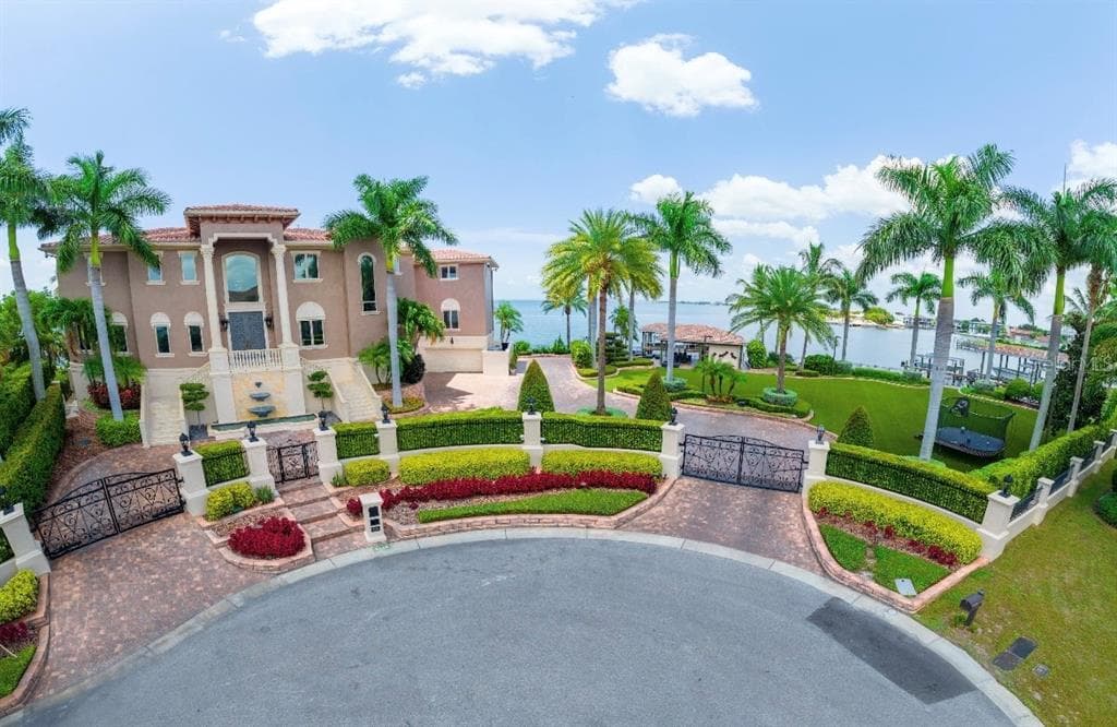 5138 W LONGFELLOW AVENUE TAMPA, FL 33629