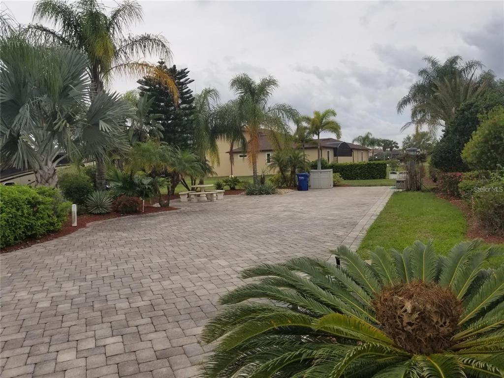 745 MEANDERING WAY POLK CITY, FL 33868