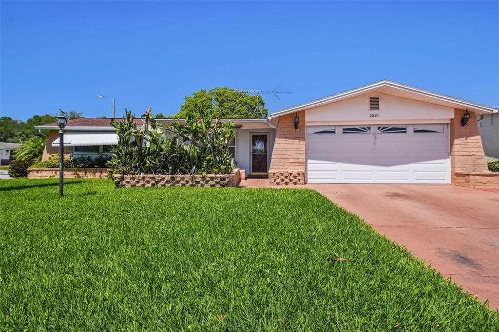 5221 FALCON DRIVE HOLIDAY, FL 34690