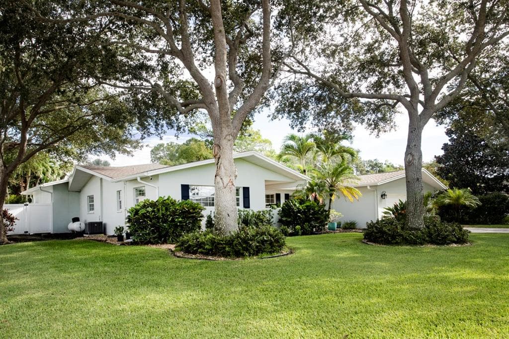 806 JACARANDA DRIVE LARGO, FL 33770