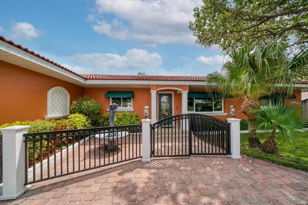 2205 BAYSHORE DRIVE BELLEAIR BEACH, FL 33786