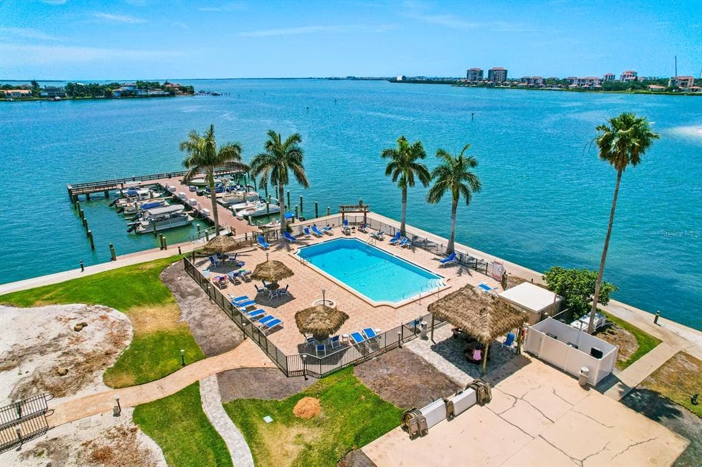 5200 BRITTANY DRIVE S UNIT 704 ST PETERSBURG, FL 33715