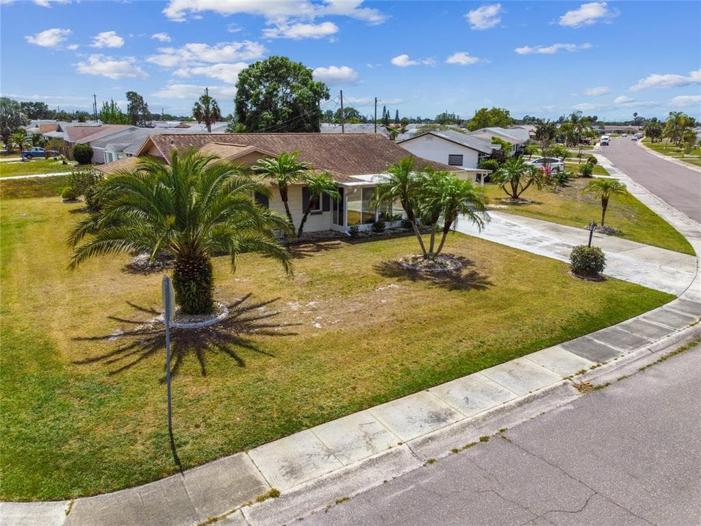 702 BEL AIR AVENUE SUN CITY CENTER, FL 33573