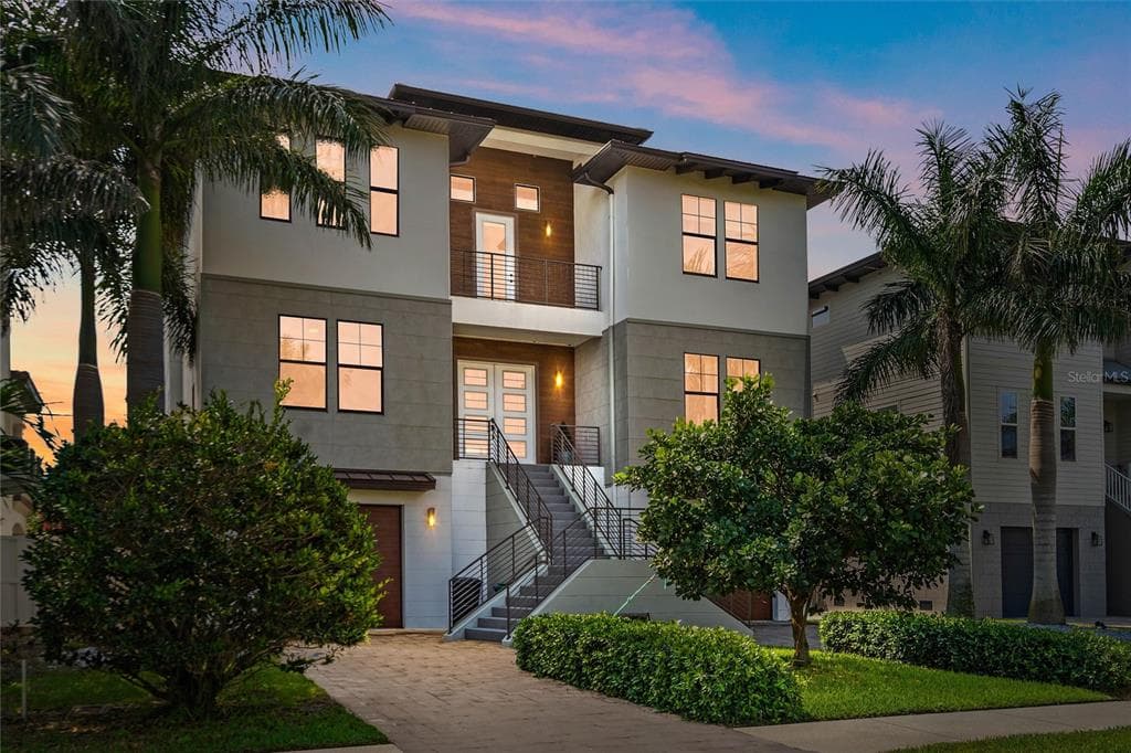 127 FOREST HILLS DRIVE REDINGTON SHORES, FL 33708