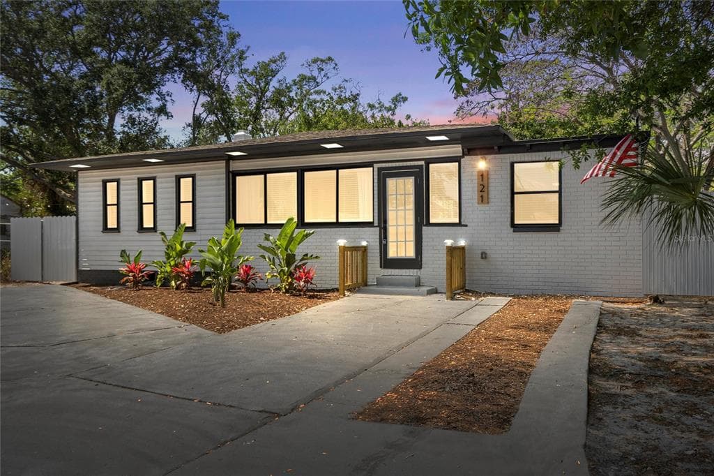 121 KINGSTON STREET S ST PETERSBURG, FL 33711