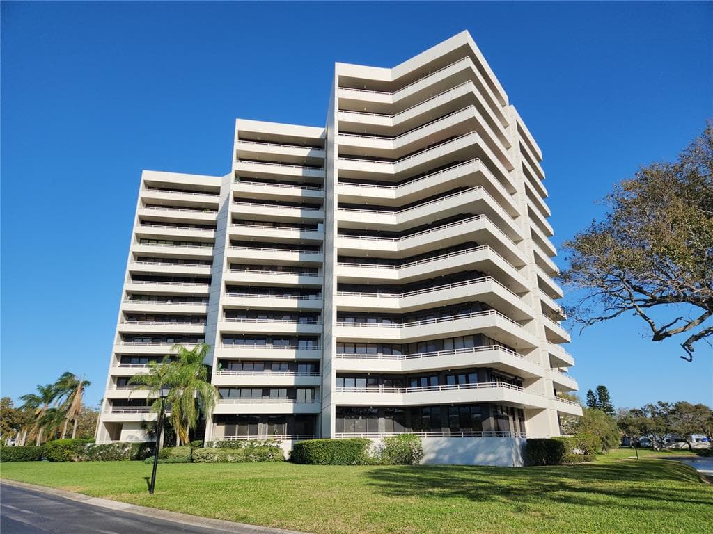 5950 PELICAN BAY PLAZA S UNIT PH-1C GULFPORT, FL 33707