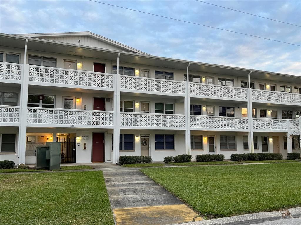 7801 11TH STREET N UNIT 304 ST PETERSBURG, FL 33702