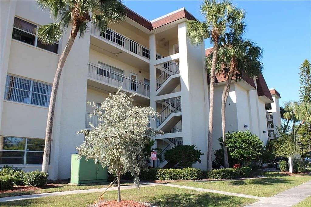 209 NE LINCOLN CIRCLE N UNIT 204 ST PETERSBURG, FL 33702