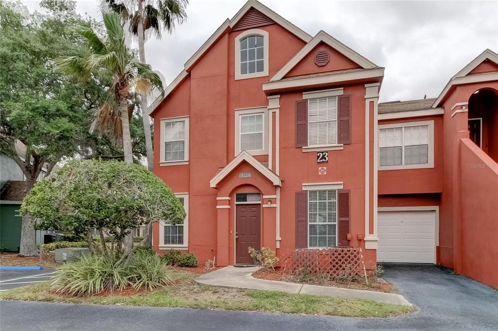 9524 LAKE CHASE ISLAND WAY UNIT 9524 TAMPA, FL 33626