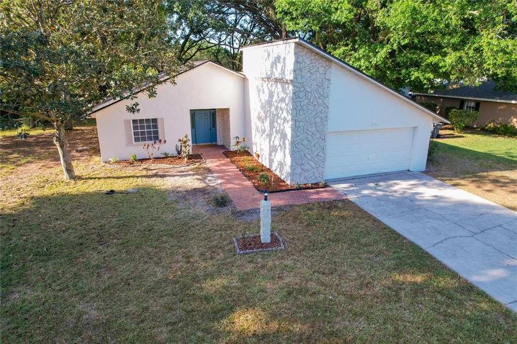 906 VAN DRIVE AUBURNDALE, FL 33823