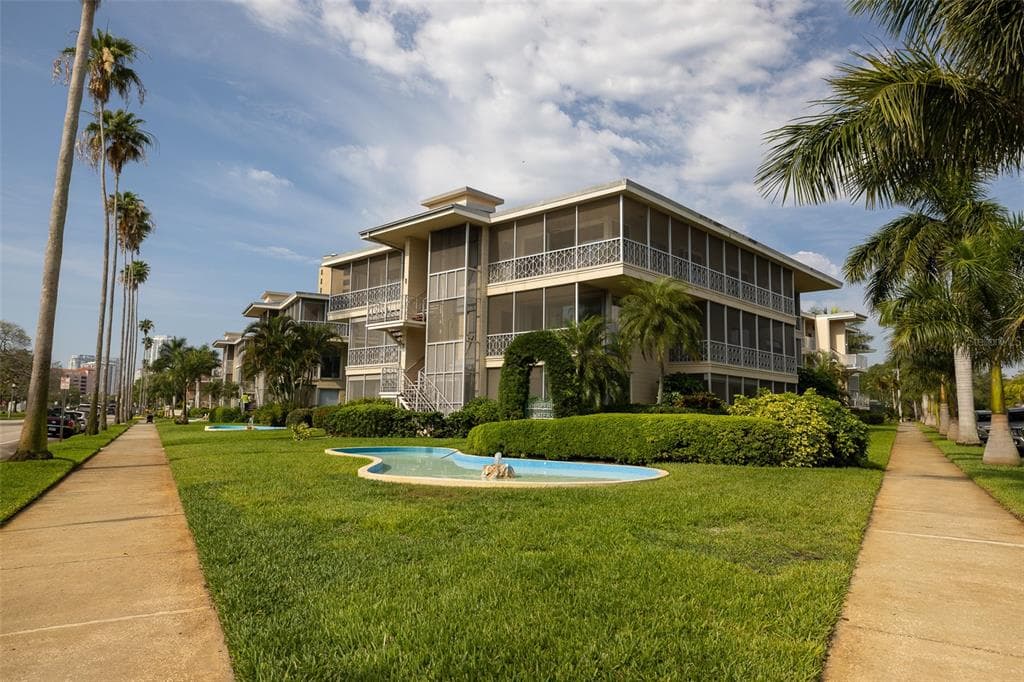 1060 N SHORE DRIVE NE UNIT 1 ST PETERSBURG, FL 33701