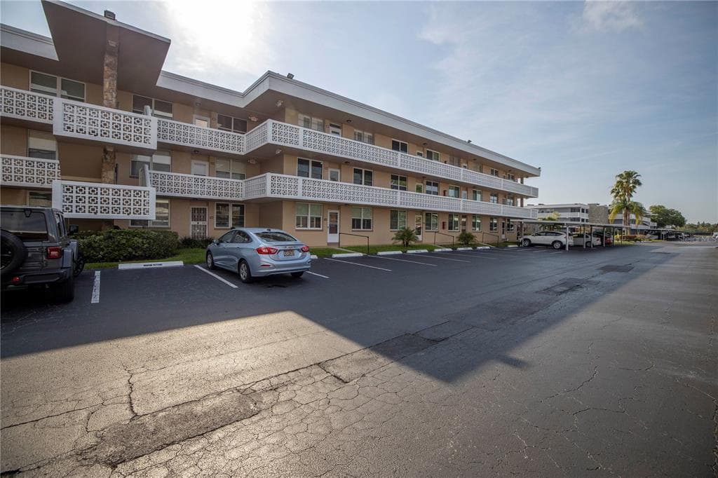 4915 BAY STREET NE UNIT 225 ST PETERSBURG, FL 33703