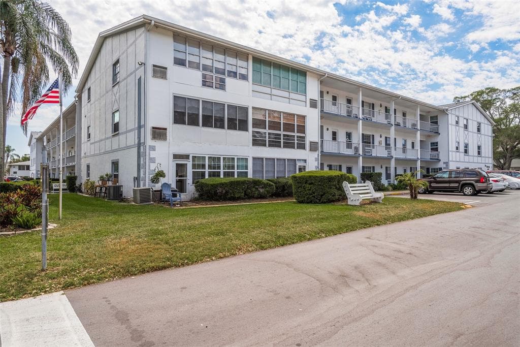 400 GLENNES LANE UNIT 208 DUNEDIN, FL 34698