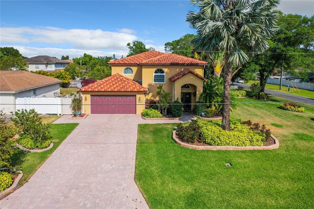 8203 N LOIS AVENUE TAMPA, FL 33614