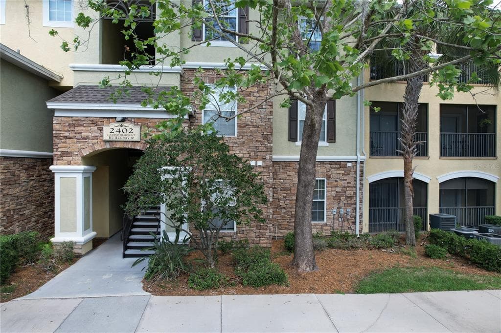 2402 COURTNEY MEADOWS COURT UNIT 101 TAMPA, FL 33619