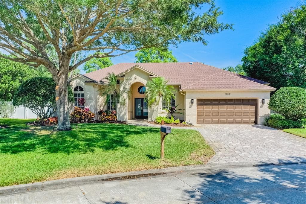 1933 GLEN LAKES CIRCLE N ST PETERSBURG, FL 33702