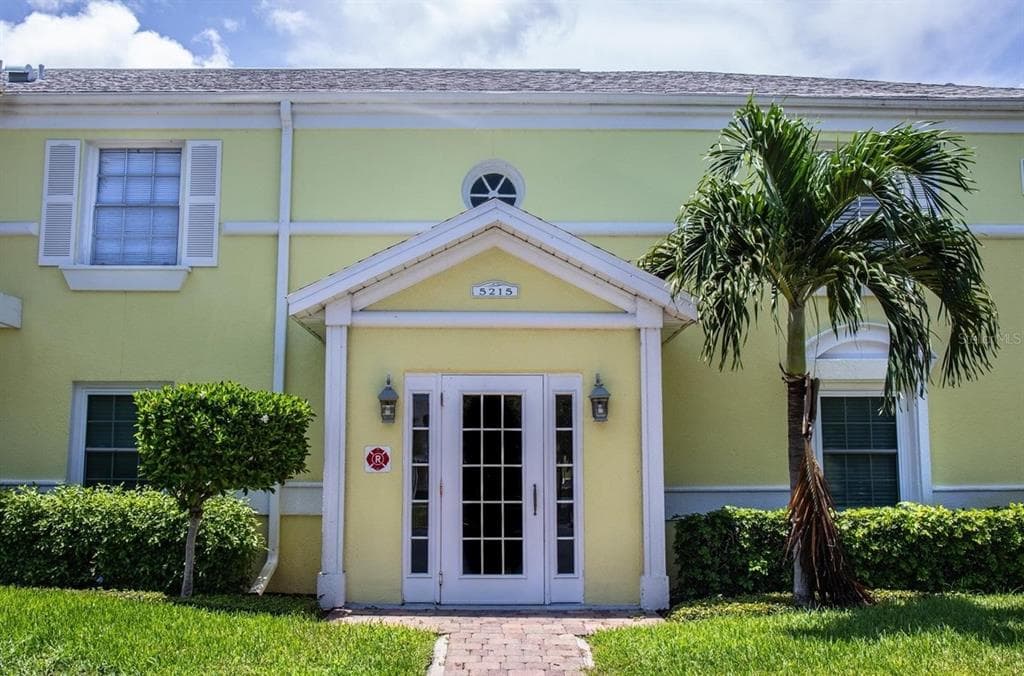 5215 COQUINA KEY DRIVE SE UNIT D ST PETERSBURG, FL 33705