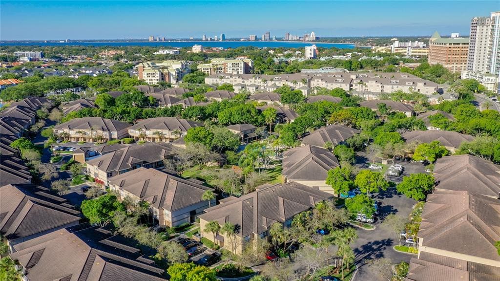 647 ARBOR LAKE LANE UNIT 647 TAMPA, FL 33602