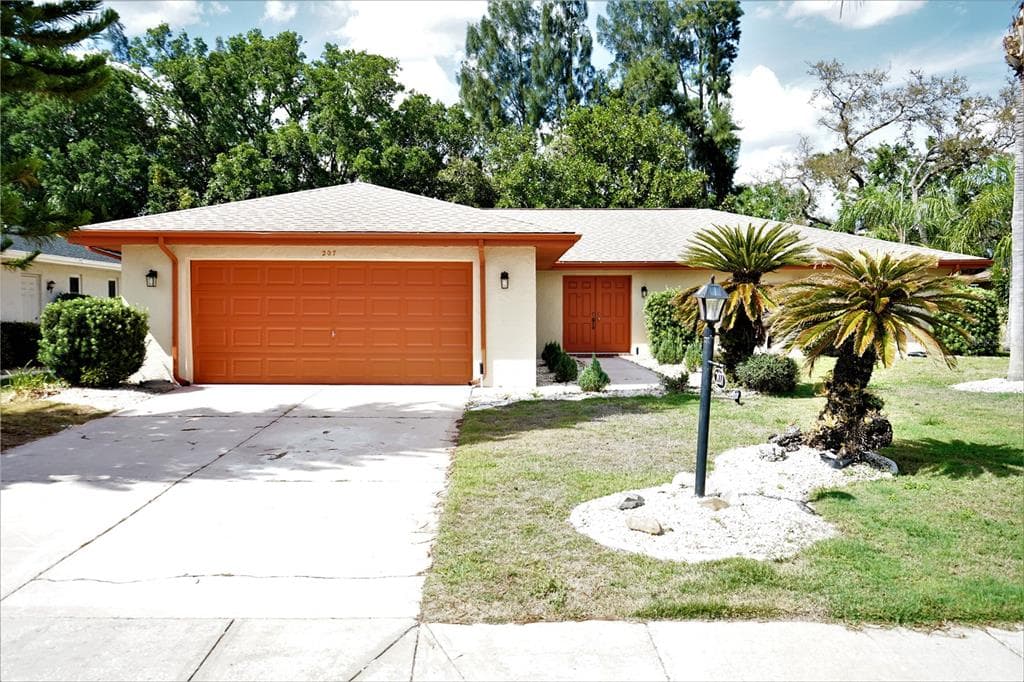 207 AMESBURY CIRCLE SUN CITY CENTER, FL 33573