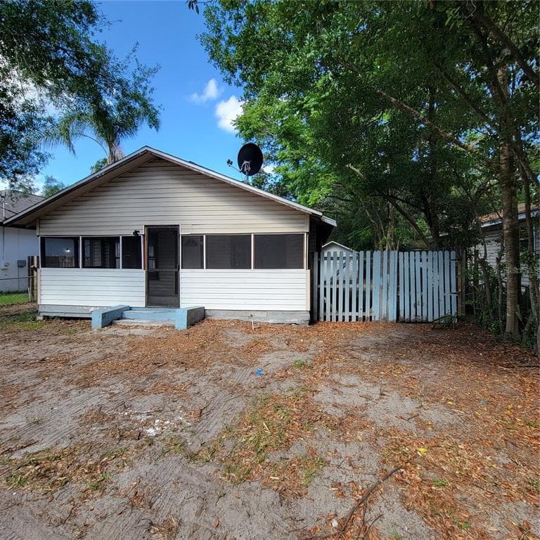 8120 N ROME AVENUE TAMPA, FL 33604