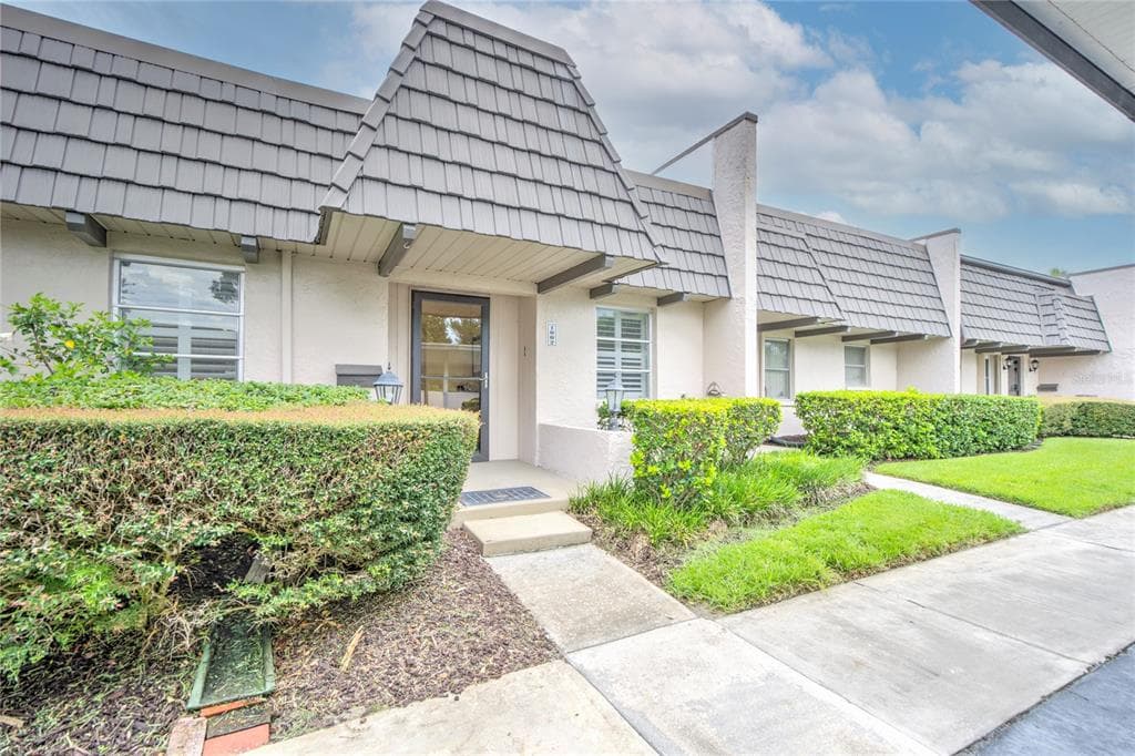 1002 CORDOVA GREEN SEMINOLE, FL 33777