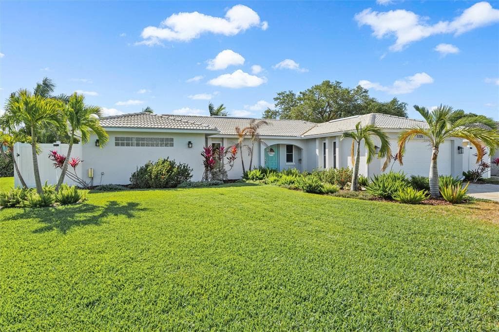 1725 TANGLEWOOD DRIVE NE ST PETERSBURG, FL 33702