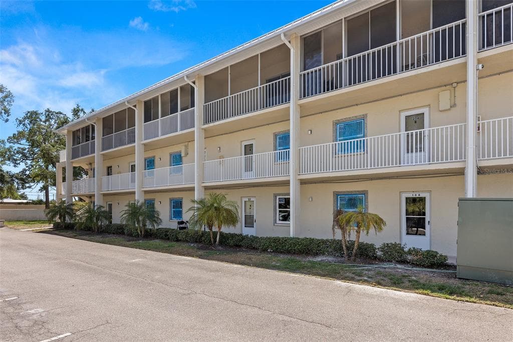 4920 38TH WAY S UNIT 109 ST PETERSBURG, FL 33711