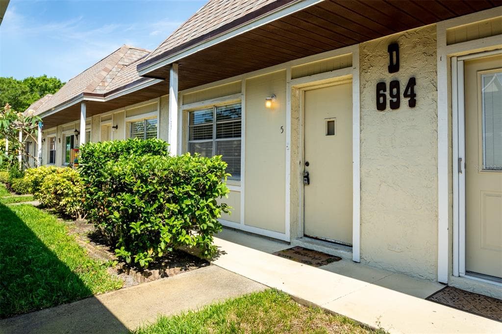 694 GREEN VALLEY ROAD UNIT D5 PALM HARBOR, FL 34683