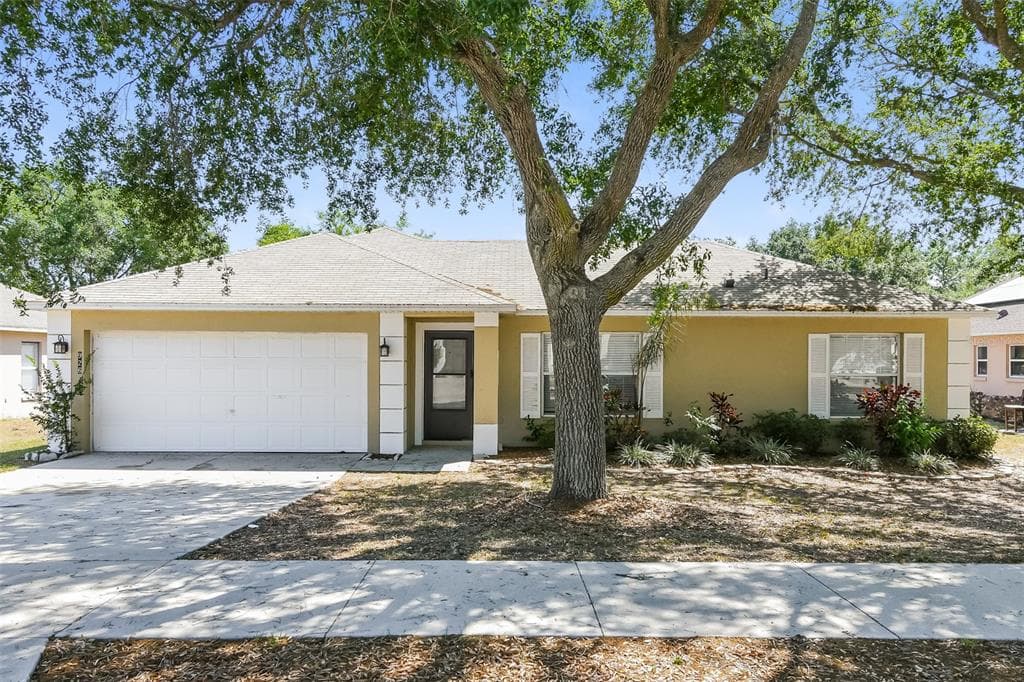 926 WILLOW RUN STREET MINNEOLA, FL 34715