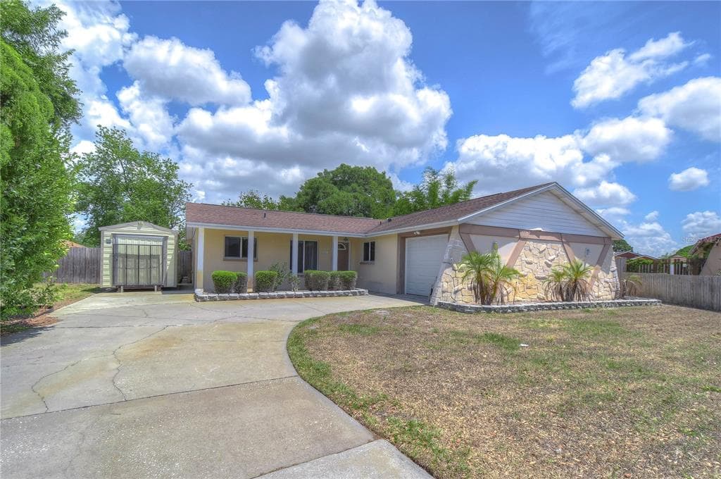 8201 HORNWOOD PLACE TAMPA, FL 33615