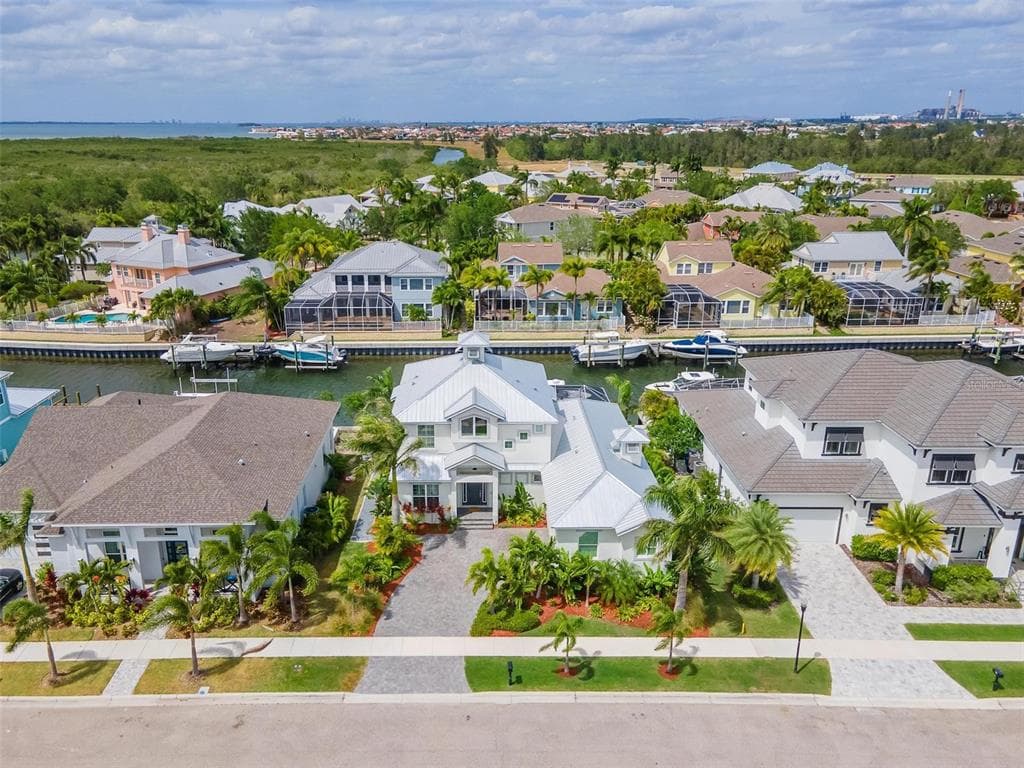 717 PINCKNEY DRIVE APOLLO BEACH, FL 33572