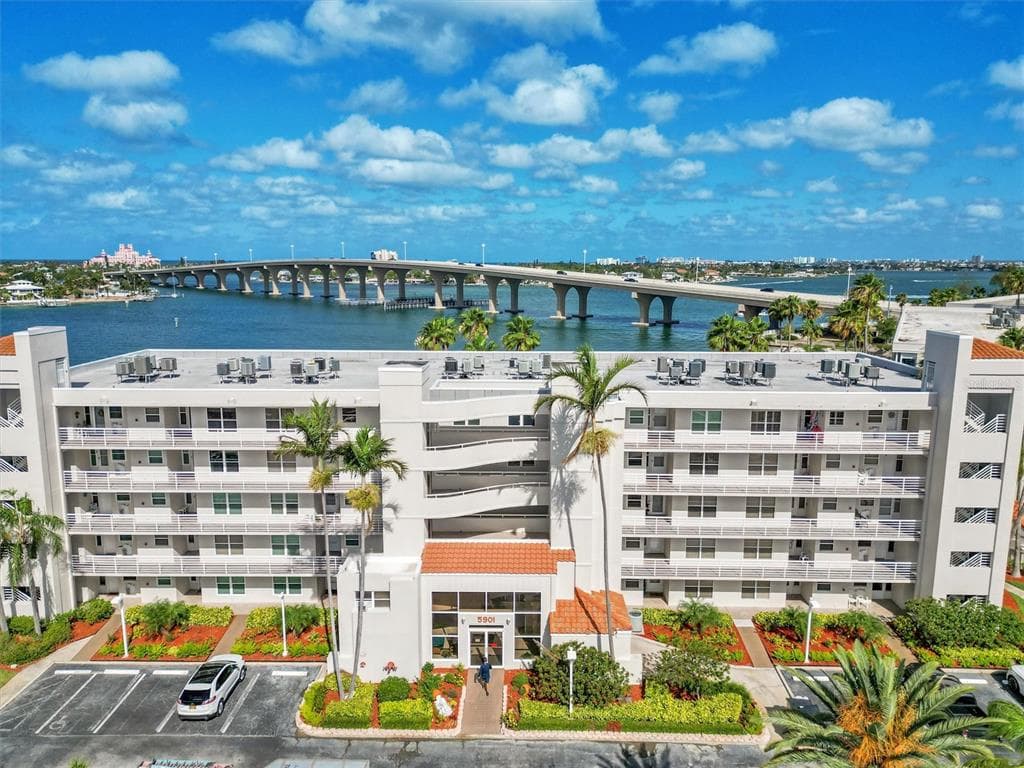 5901 BAHIA DEL MAR CIRCLE UNIT 520 ST PETERSBURG, FL 33715