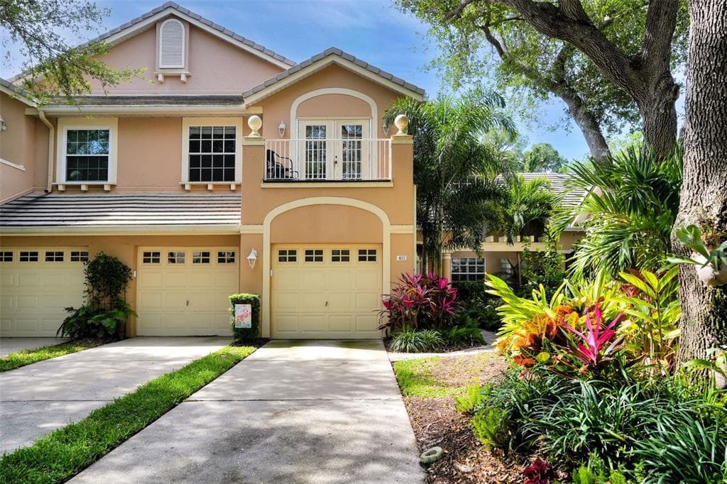 402 FAN PALM COURT NE ST PETERSBURG, FL 33703